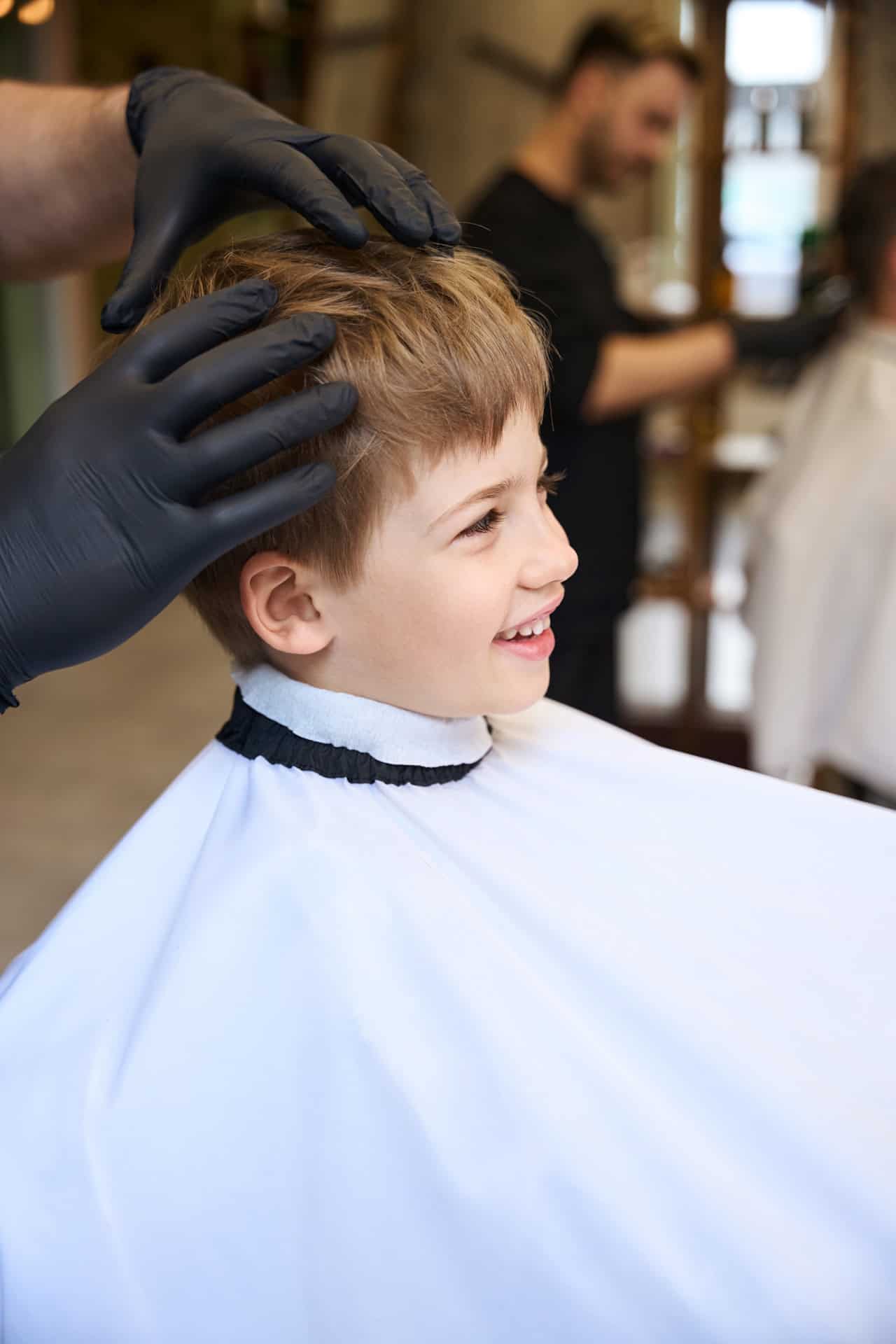 Glad dreng til børneklip i Viborg.