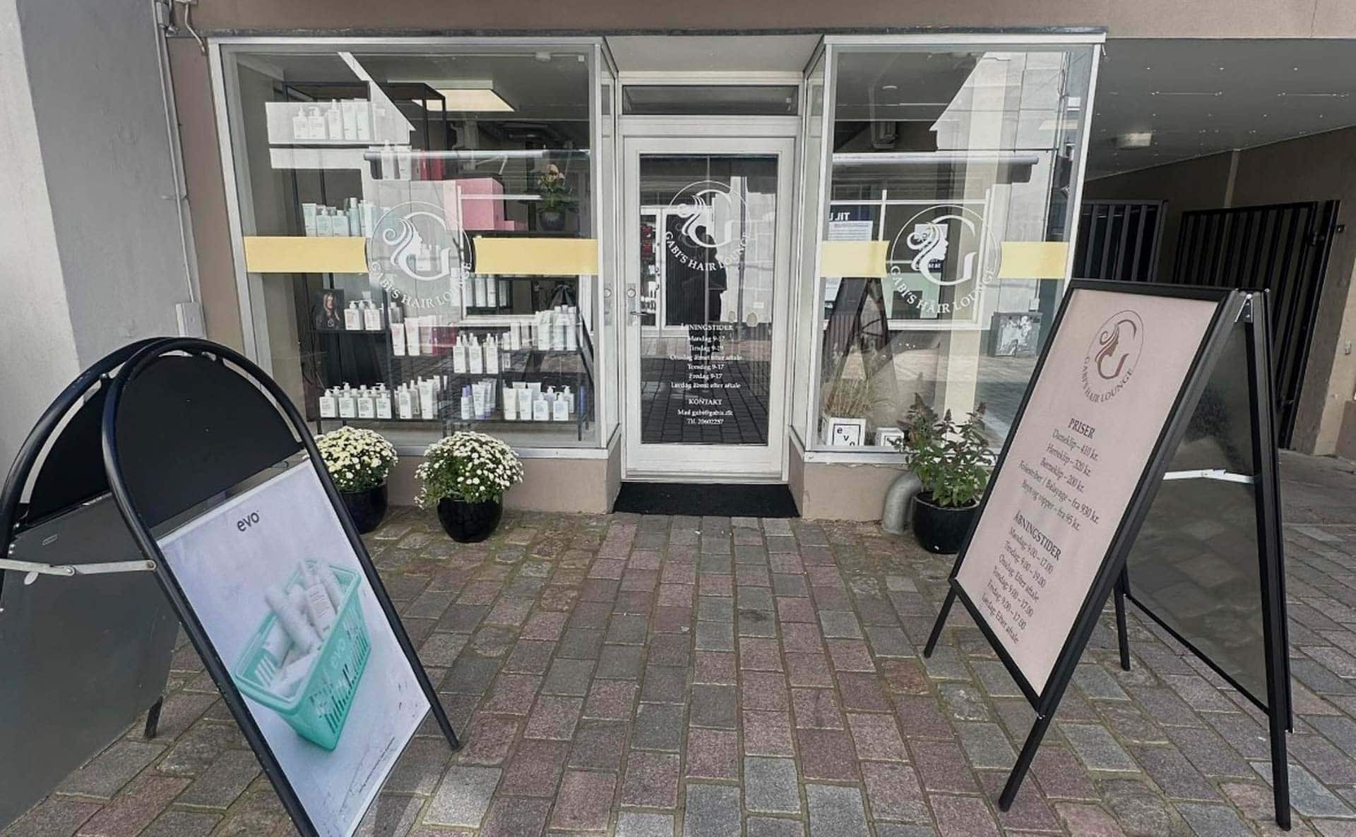 Damefrisør i Viborg klipper kundes spidser.